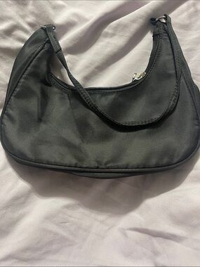 Everyday Black Shoulder Bag with Zip Closure